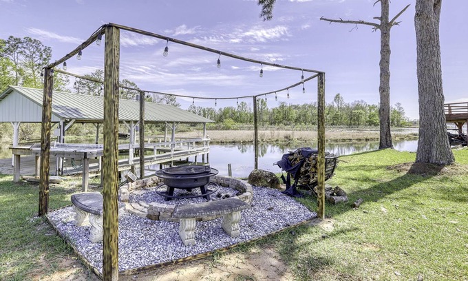 Donalsonville House | Opulence | Blue Lake House with Fire Pit