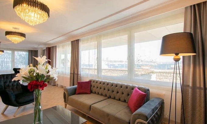 Uskudar Apartment | Opulent Suite Bosphorus View