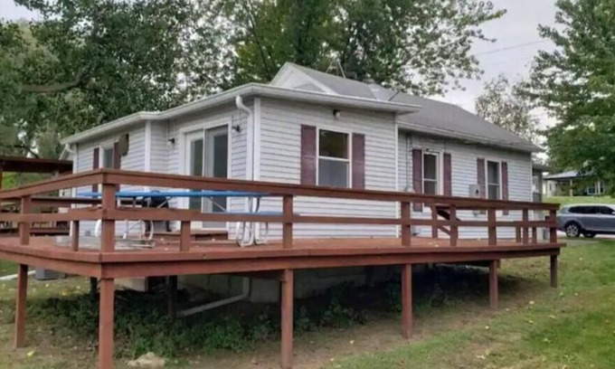 Oquawka House | Oquawka Cottage With River View