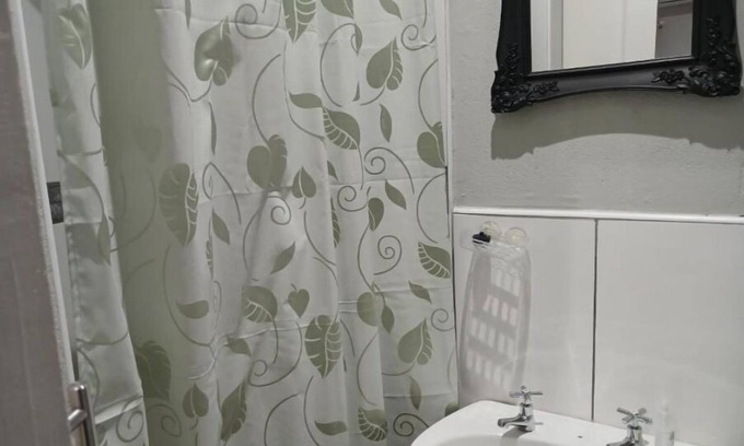 Fichardt Park Apartment | Orchard Guesthouse Twin Room with Garden View