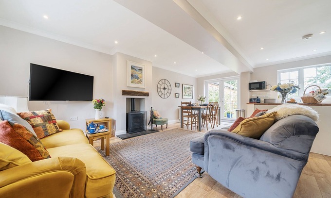 Docking Cottage | Orchard House Docking - sleeps 6 guests in 3 bedrooms