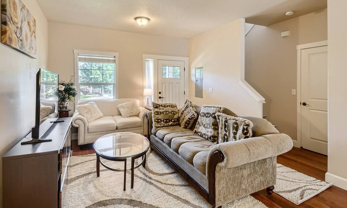 Oregon City House | Oregon Jade Lodging: Monthly Rental 3 Br, No Tax