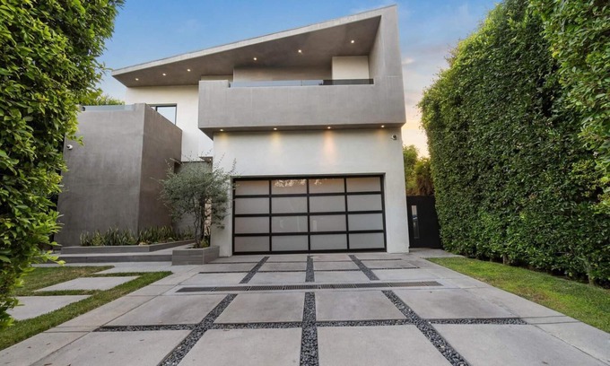 Beverly Grove Villa | Orlando - Stunning Modern WeHo Estate w/Pool & Cabana in Prime Los Angeles