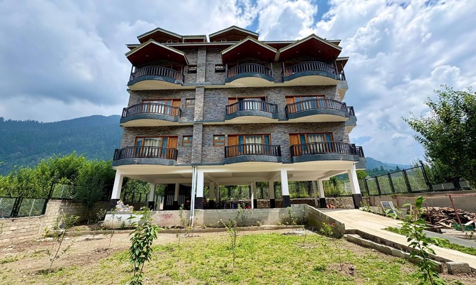 Manali Apartment | Orophile's Retreat: Mountain Views & River Serenity