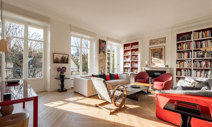 Saint-Thomas-d'Aquin Apartment | Orsay Artistry, by Veeve
