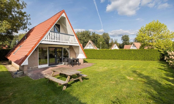 Zwiggelte House | Ortelan I Pleasant Residence with Seating Area in Garden