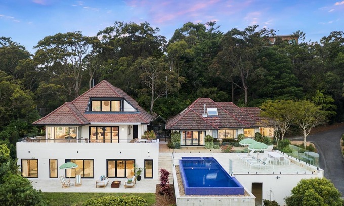 Killcare Heights House | Oskars at Killcare - When it comes to a lavish coastal getaway, it doesnt get any better than this. Introducing Oskars, a historic Tuscan-inspired estate spread over 3,207sqm of spectacular landscaped gardens with majestic views out to Brisbane Water, ...