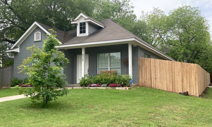 Waco House | Oso Comfortable Cottage - Designed by the Harps - Sleeps 8