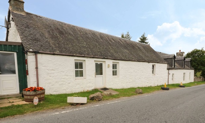 Newtonmore Cottage | OSPREY COTTAGE, romantic, character holiday cottage in Laggan