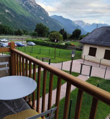 Bielle Apartment | Ossau T2 5 personnes 1 chambre draps serviettes inclus parking moustiquaires tout confort près du ski