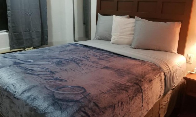 Stillwater Apartment | OSU King Bed Hotel Room 109 Wi-Fi Booking