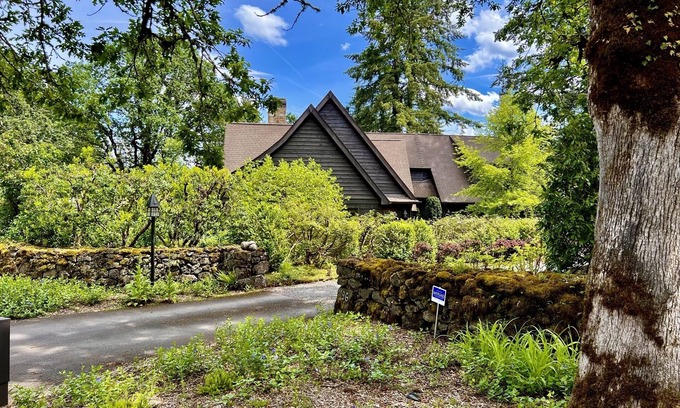 Country Club - North Shore House | Oswego Lake Country Club's 9th Fairway nAn ADU for 31+ days - "The Bentley"
