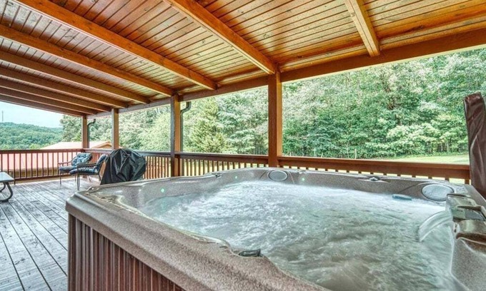 Blairsville Cabin | Our Nest - Hot tub, paved roads, centrally located