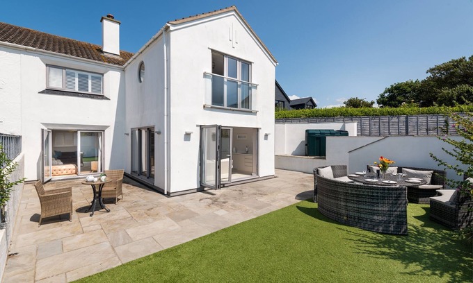 Rhosneigr Cottage | Out of the Blue : Spacious 5‑Bed Holiday Home with Annexe Near Rhosneigr Beach | Managed by Anglesey