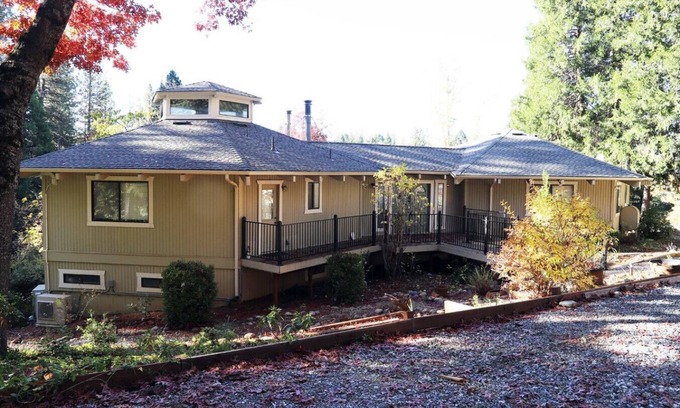 Apple Hill Apartment | Outdoor Deck - Pool Table - Fireplace - Grill