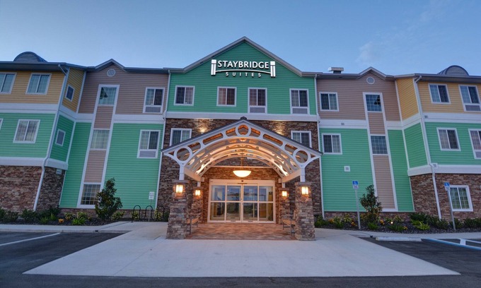 Lakeland Condo | Outdoor Pool. Free Breakfast. Gym Access. Private Suite Great for Groups!