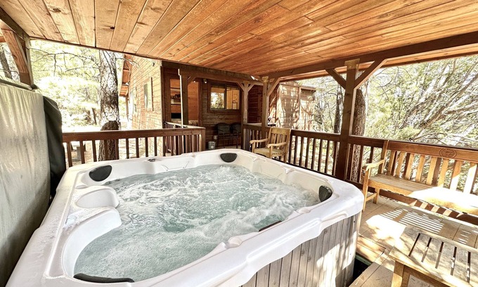 Heber Cabin | Outlaw | Amazing Spa, Fireplace and Deck!