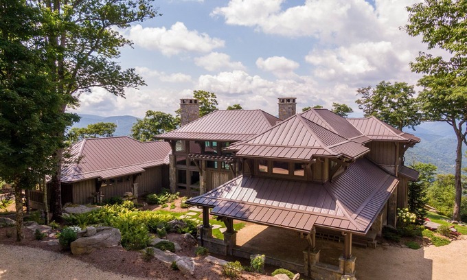 Banner Elk House | Outside Inn at The Lodges at Eagles Nest
