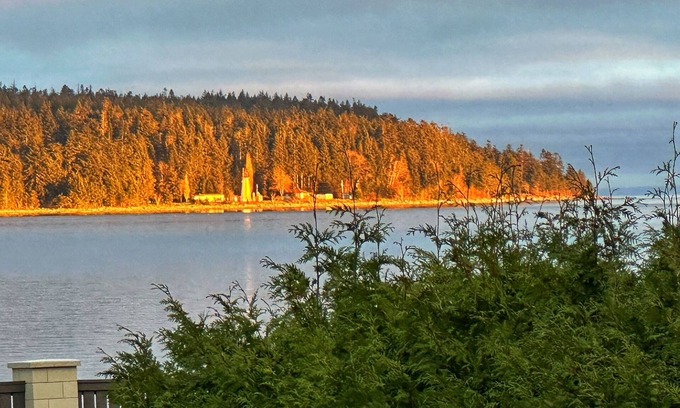 Campbell River Cottage | Outstanding Ocean View One Bedroom Cottage for a Perfect Weekly Get-away!