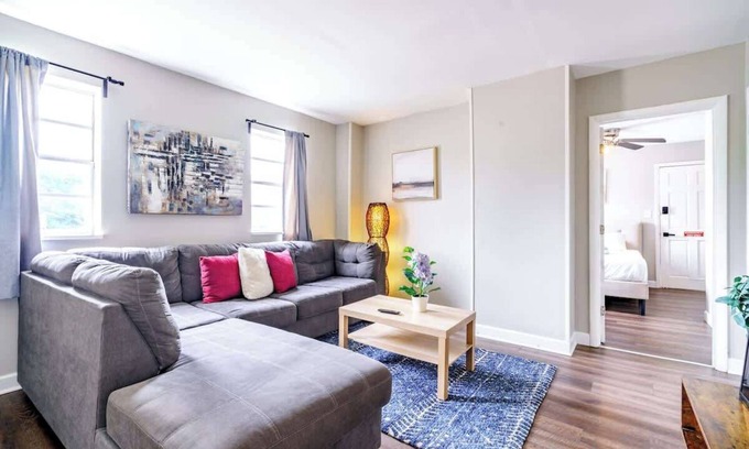Victorian Village Apartment | Over 4,500 Reviews - PRIME Location - Parking Free