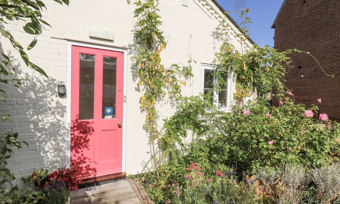 Over Cottage | OVER VILLAGE STUDIO, character holiday cottage in Over