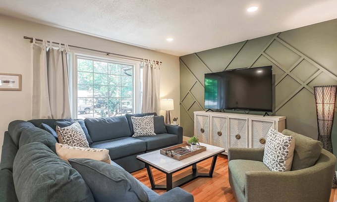 Overland Park House | Overland Park Beauty! 3BD 2BA New Listing!