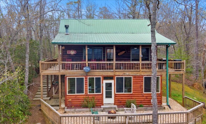 Foxfire Estates Cabin | Overlook Retreat-Mountain views, foosball, firepit