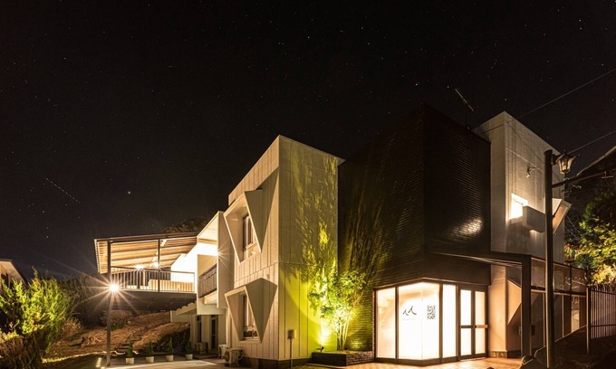 Yawatano House | Overlooking Izu Oshima Izu Kogens Designers Lux / Ito Shizuoka