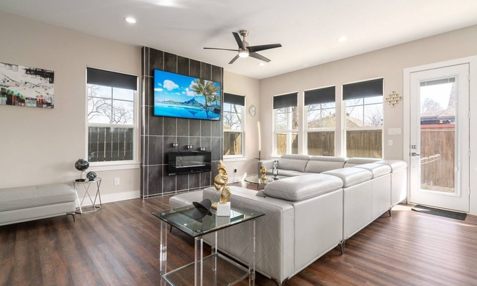 West Dallas House | Overnight Gallery - Art House - Near Downtown Dallas