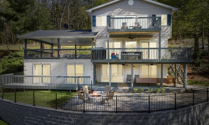Ingles House | Owens Oasis, lake front, fire pit, two decks.