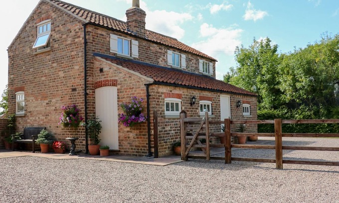 Alford Cottage | OWL'S ROOST, family friendly, with a garden in Alford