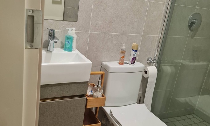Greater Johannesburg Metropolitan Area Apartment | Own room and bathroom in an apartment for a solo traveler