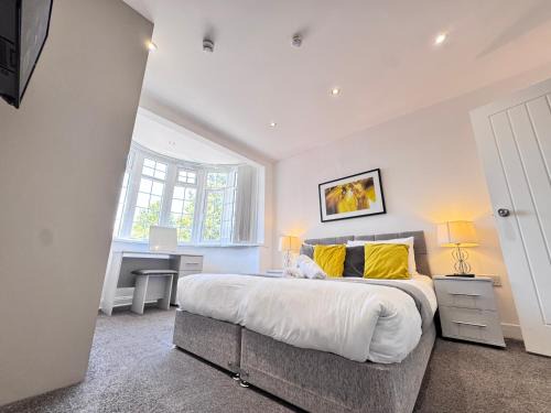 Heathrow Villages House | OX London Heathrow stay - 1 BUS to HEATHROW