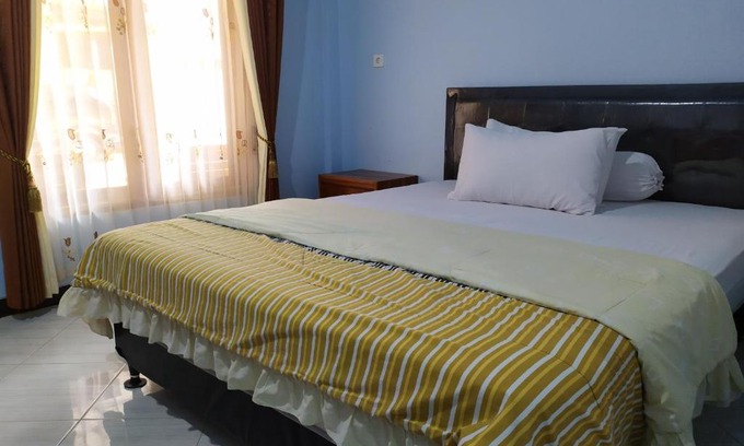 Taliwang Hotel | OYO 2423 Hotel Tubalong Taliwang Syariah
