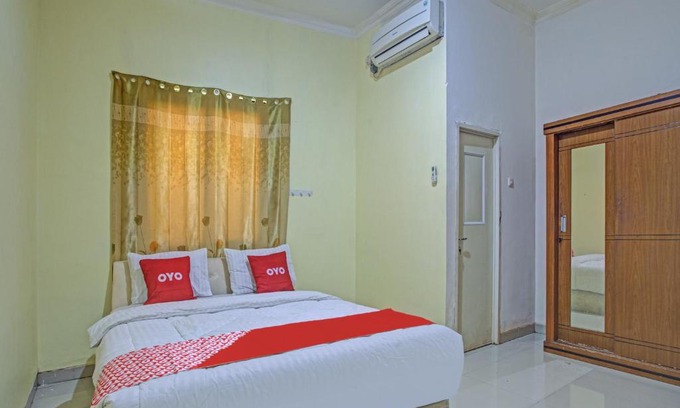 Tegalgundil Hotel | OYO 3883 The Red