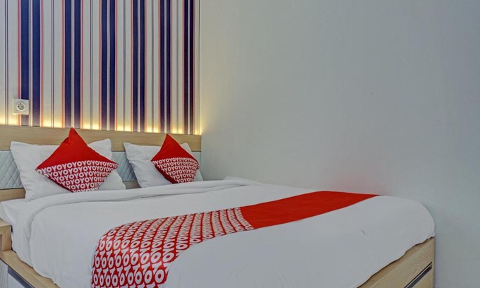 Tangerang Hotel | OYO 90120 Bolang Room