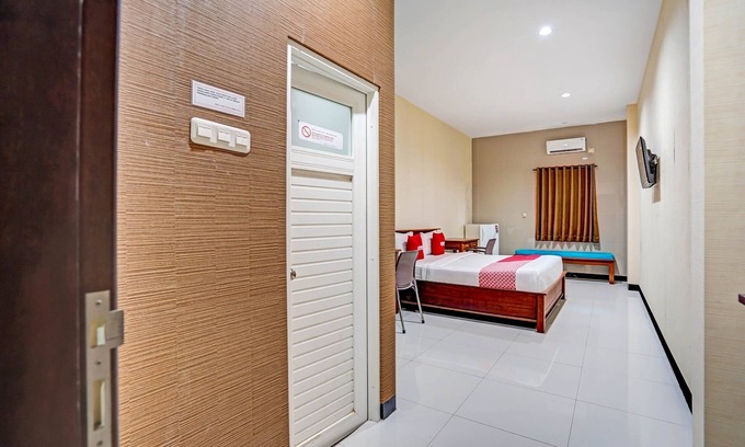Surabaya Hotel | OYO 90889 Dkb Residence
