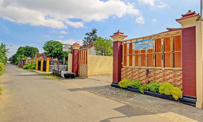 Tulungagung Hotel | OYO 91429 Butterfly Kost