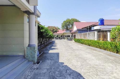 Enrekang Hotel | OYO 93051 Wisma Syariah Buloe Near Lapangan Abubakar Lambogo Batili Enrekang