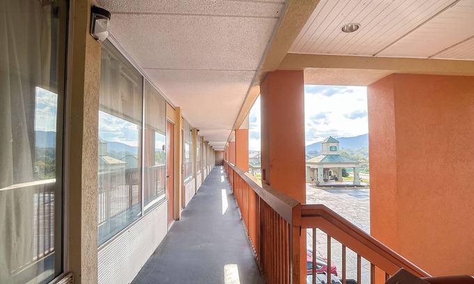 Harriman Hotel | OYO Hotel Harriman near I-40