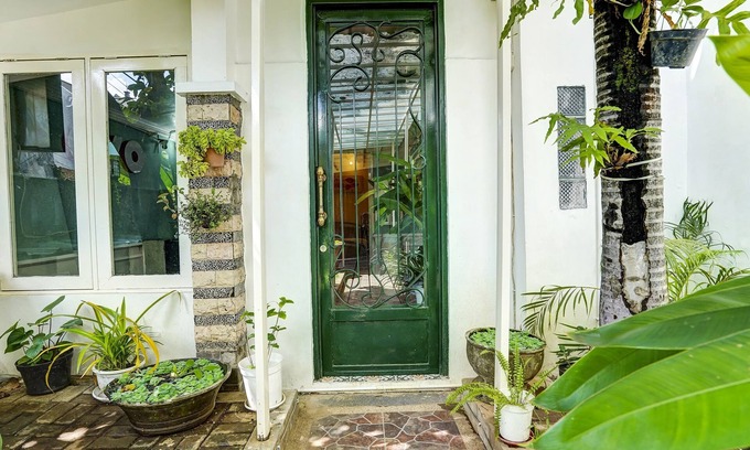 Surabaya Hotel | OYO Life 2929 Kost Sofie Syariah