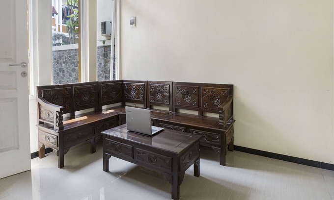 Malang Hotel | OYO Life 90786 De Campus Homestay Syariah