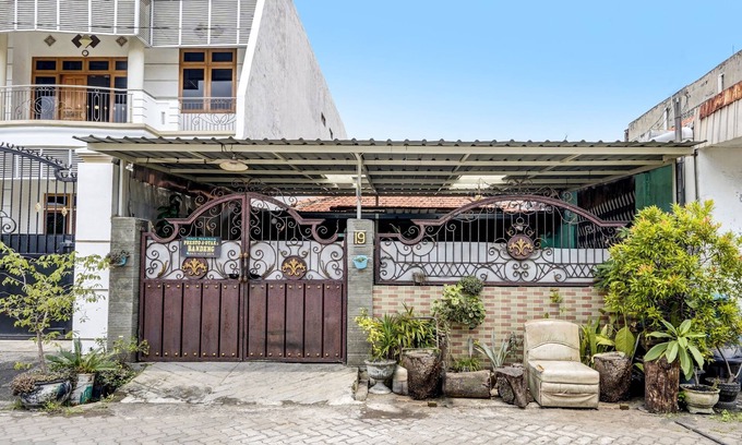 Surabaya Hotel | OYO Life 92461 Aini Syariah Homestay