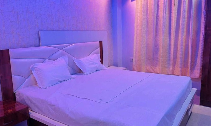 Sandila Hotel | OYO Uday Grand