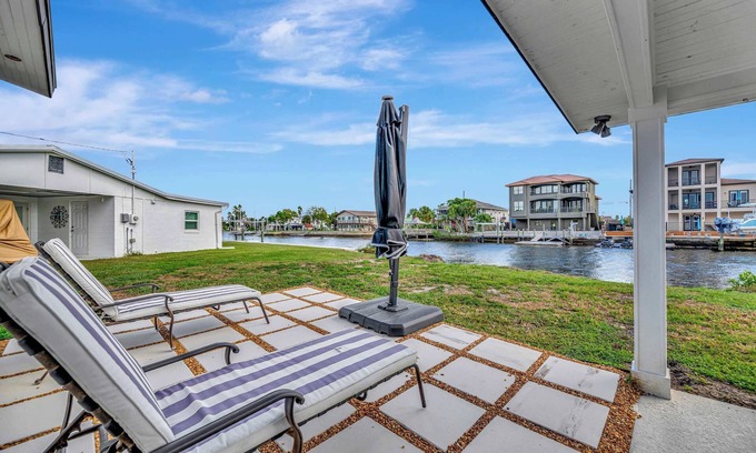 Spring Hill House | Oyster House, WATERFRONT 3b, Kayaks, BIKES, Games