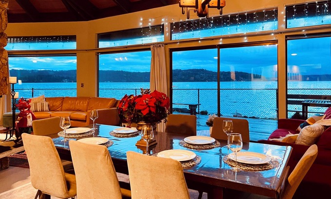 Mason County House | Oyster Paradise Beach vacation in Tahuya, Hood Canal: King bed, kayak, hot tub