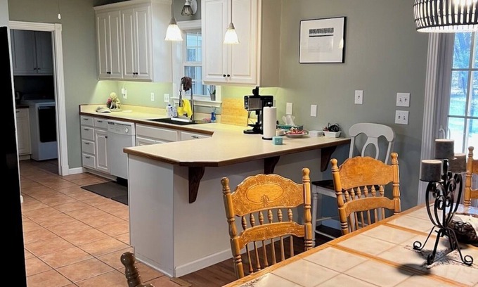 Russellville House | Ozark Foothills Getaway,close to ATU, Russellville, all the Lakes and Mountains!