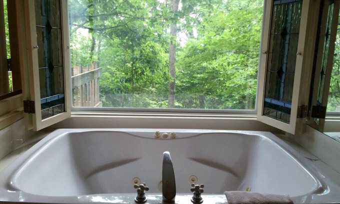 Eureka Springs Cabin | Ozark Spring Cabin 04 Firefly Glow, King, Spa Tub