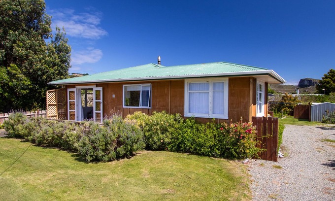 Puponga House | Pūponga View - Pūponga Holiday Home