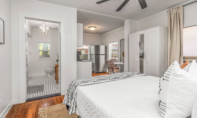 Southeast Pensacola House | P'Cola at Nightfall. 1 bed 1 bath Cottage